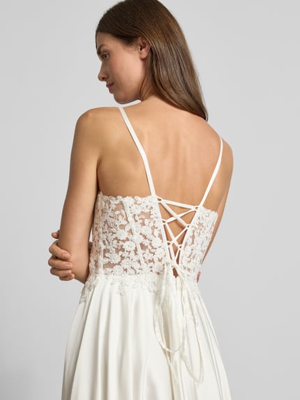 Frauenmodel trägt Abendkleid mit rückseitiger Schnürung und Spitze von Mascara, weiß, Satin, A-Linie, Spitze, Ganzkörperansicht Rückansicht.