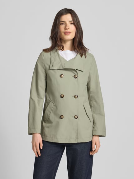 Kobiece model prezentuje Regular Fit Jacke mit Stehkragen od Christian Berg Woman Selection, mieszanka bawełny, krój regular fit, stójka, listwa guzikowa 2-rzędowa, wpuszczane kieszenie, długość tyłu w rozmiarze 36: 68 cm, szerokość ramion w rozmiarze 36: 39 cm, szerokość klatki piersiowej w rozmiarze 36: 50 cm, długość rękawów w rozmiarze 36: 63 cm, jasny zielony, przód, całkowity widok z przodu.