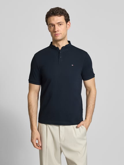 Männermodel trägt Regular Fit Poloshirt mit opstaande kraag van HECHTER PARIS, puur katoen, knoopsluiting, labelstitching, ruglengte maat M 67 cm, ganzkörperansicht van voren.