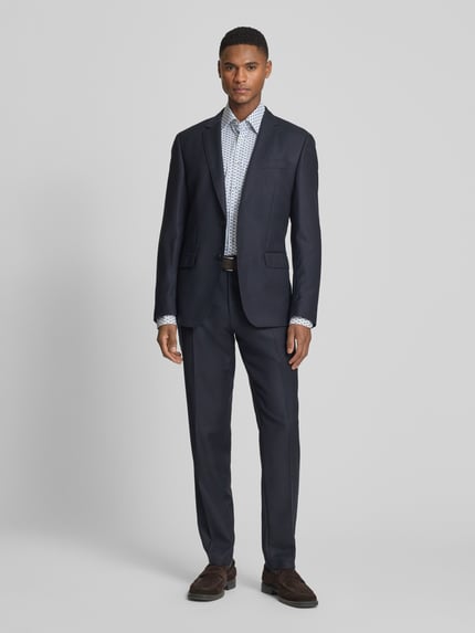 Männermodel trägt Regular Fit Business-Hemd mit Kentkragen van ETERNA uit puur katoen, zakelijk, met lange mouwen, knoopsluiting, sportmanchet, ruglengte 80 cm, schouderbreedte 43 cm, mouwlengte 65 cm, ganzkörperansicht van voren.