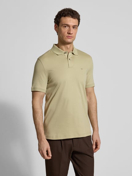 Männermodel trägt Regular Fit Poloshirt mit Logo-Stitching von Fynch-Hatton, beige, reine Baumwolle, Ganzkörperansicht von vorne.