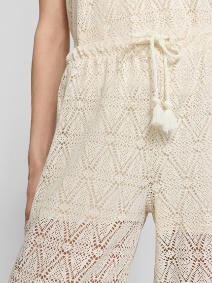 Frauenmodel trägt Regular Fit Weite Hose mit semitransparentem Besatz Modell 'MAYA' von Vero Moda in Strickoptik, Tunnelzug, Nahaufnahme Oberkörper.