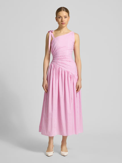 Vrouwenmodel draagt Midikleid in asymmetrischem Look van Little Mistress in roze-witte strepen, getailleerde fit, draperingen, frontale lichaamsopname van top tot teen.
