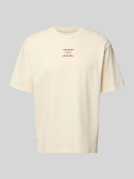 Produktfoto, cremefarbenes T-Shirt mit Label-Print Modell 'GERGEI' von Samsøe Samsøe aus reiner Baumwolle, relaxed Fit, Rundhalsausschnitt.