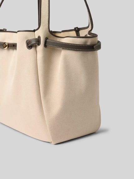 Produktfoto, Bucket Bag mit Drawstring-Verschluss von Tory Burch, fakturowany wzór, pasek, przegródka wewnętrzna, szerokość w rozmiarze 1: 52 cm, długość w rozmiarze 1: 28 cm, głębokość w rozmiarze 1: 18 cm, kolor beżowy i brązowy