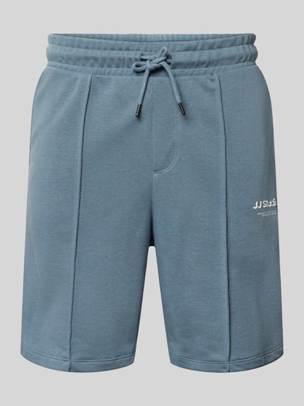 Produktfoto, Sweatshorts mit Logo Modell 'KANE' von Jack & Jones aus Baumwoll-Mix in Blau, Relaxed-Fit, elastischer Bund, Logo-Detail, Bundweite 42 cm, Innenbeinlänge 19 cm.