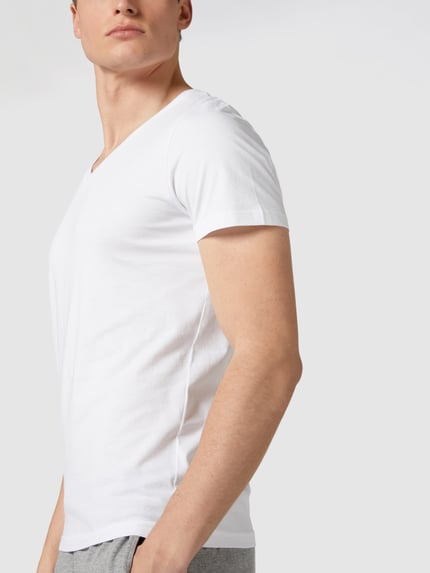Männermodel trägt T-Shirt mit V-Ausschnitt im 2er-Pack von MCNEAL, Herren T-Shirt aus reiner Baumwolle, Slim-Fit, Nahaufnahme Oberkörper.