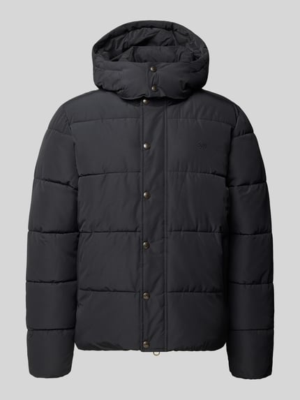 Produktfoto, Steppjacke mit Kapuze und Reißverschluss von Superdry, krój regular fit, kaptur, stójka, ukryty zamek błyskawiczny, listwa guzikowa, długość tyłu w rozmiarze M 71 cm, szerokość ramion w rozmiarze M 50 cm, szerokość w rozmiarze M 56 cm, długość rękawów w rozmiarze M 83 cm, gładka pikowana faktura, kolor ciemny