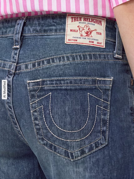 Frauenmodel trägt Baggy Jeans aus Baumwoll-Mix Modell 'Bobbi' von TRUE RELIGION in Blau mit sichtbarer Gesäßtaschenstickerei, Nahaufnahme Rückansicht, Damen Baggy Jeans von TRUE RELIGION, KI-modifiziertes Bild.