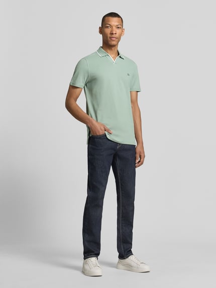 Męski model nosi Modern Fit Poloshirt mit Logo-Stitching von Christian Berg Men, bawełna, kołnierzyk polo, długość tyłu 71 cm, Ganzkörperansicht von vorne
