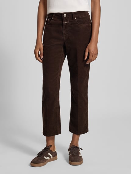 Frauenmodel trägt Straight Fit Jeans in Cord-Optik Modell 'Milo' von Closed, dunkelbraun, 5-Pocket-Design, verkürzte Passform, Nahaufnahme Unterkörper. Elastischer Baumwoll-Mix, sichtbare Textur.