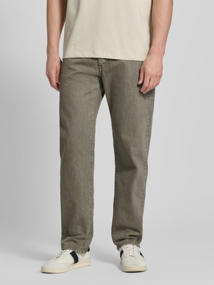 Męski model nosi Relaxed Straight Jeans im Five-Pocket-Style od ARMANI EXCHANGE, czysta bawełna, krój relaxed straight fit, pięć kieszeni, zapięcie na guzik i zamek, szerokość w rozmiarze 32/32: 45 cm, długość wewnętrzna nogawki: 81 cm, szare odcienie, proste nogawki, faktura denim, całkowity widok z przodu.