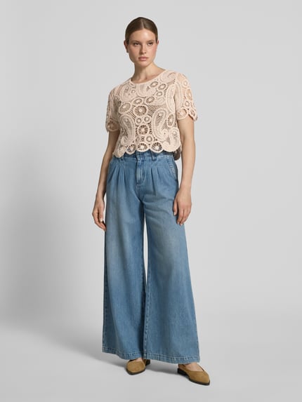 Frauenmodel trägt Strickshirt mit Rundhalsausschnitt von Betty Barclay aus Baumwoll-Mix mit Stretch-Anteil, Häkelspitze, Regular-Fit, ganzkörperansicht von vorne.
