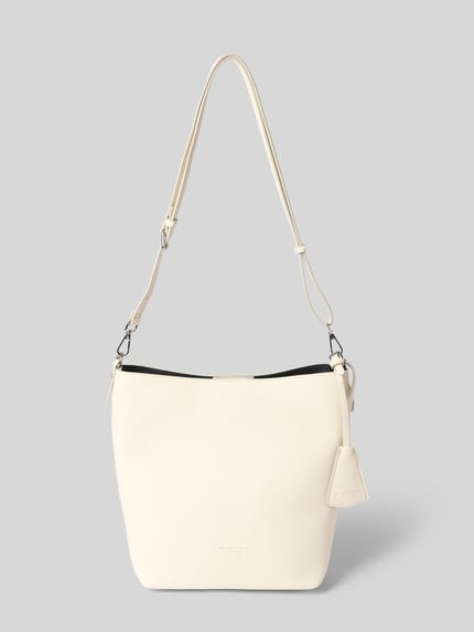 Produktfoto, cremefarbene Hobo Bag mit Logo-Prägung Modell 'LOHJA' von Seidenfelt, glatte und leicht strukturierte Oberfläche, silberne Details, verstellbarer Schultergurt, Anhänger mit Logo-Detail, Magnetverschluss, Reißverschlussfach innen, Maße ca. 30 x 29 x 13 cm, Länge Schulterriemen ca. 84 cm.