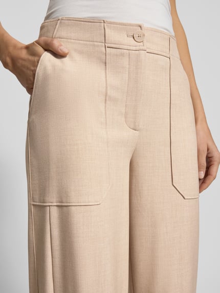 Vrouwenmodel draagt Barrel Fit Stoffhose mit Eingrifftaschen Modell 'Myha fresh' van OPUS, beige, detailopname heup, viscosemix.