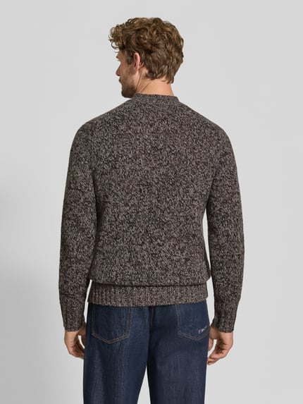 Männermodel trägt Slim Fit Strickpullover aus reinem Kaschmir von FTC Cashmere in Braun-Grau-Melange, Ganzkörperansicht Rückansicht.