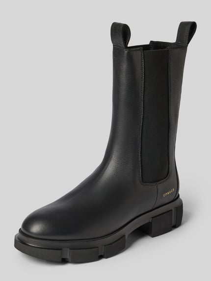 Produktfoto, Lederstiefel mit Label-Detail von Copenhagen in Schwarz, strukturierte Sohle, echtes Leder, abgerundete Passform, KI-modifiziertes Bild