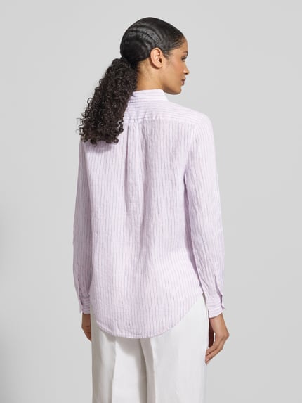 Frauenmodel trägt Hemdbluse aus reinem Leinen von Polo Ralph Lauren in Weiß mit zartem Streifenmuster, lockerer Schnitt, Ganzkörperansicht Rückansicht.