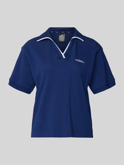 Produktfoto, Poloshirt mit Label-Stitching von adidas Sportswear in Dunkelblau, reine Baumwolle, gerippte Ärmelabschlüsse, lockerer Schnitt