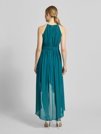 Vrouwenmodel draagt Maxikleid in Falten-Optik van Jake*s Cocktail, turquoise, vloeiende plooien, getailleerde fit, afneembare stoffen ceintuur, mouwloos, ondoorzichtig onderjurk, detail van achterkant, volledige lichaamsweergave rugaanzicht.