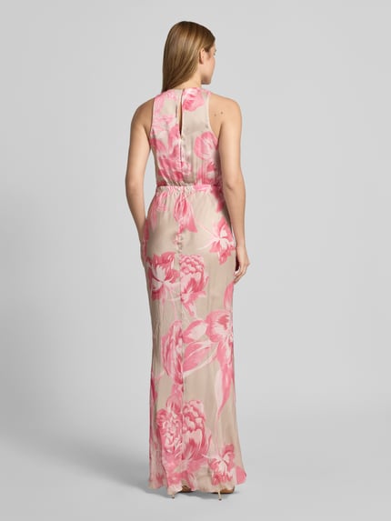 Vrouwenmodel draagt avondjurk met rugdecolleté van Rinascimento, satijn, in design van zeemeermin, maxi-jurk, ronde hals, plooien, druppelvormige hals, ruglengte maat S 161 cm, borstwijdte maat S 47 cm, rugaanzicht, volledige lichaamsopname.