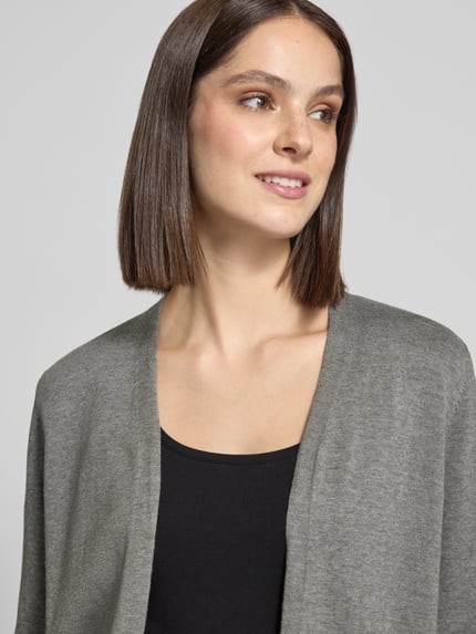Frauenmodel trägt Regular Fit Cardigan mit offenem Design von S.OLIVER CASUAL in mattgrauer Feinstrickoptik, dezente Struktur, Nahaufnahme Oberkörper.