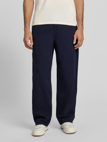Männermodel trägt Anzughose mit Bügelfalten Modell 'Como Solid Slack Pants' von Les Deux in Dunkelblau, reine Baumwolle, Regular Fit, Nahaufnahme Oberkörper.