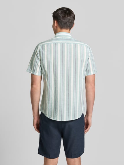 Männermodel trägt Slim Fit Freizeithemd mit Logo-Stitching von Lerros, gestreiftes Design in Grün und Weiß, Reine Baumwolle, Ganzkörperansicht Rückansicht. Rückenlänge 75 cm, Schulterbreite 43 cm, Ärmellänge 26 cm, Kentkragen, Kurzärmelig, Knopfleiste.