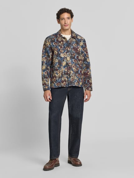 Männermodel trägt Regular Fit Hemdjacke im Allover-Look mit Kentkragen von Les Deux, bunte Farben, Baumwoll-Mix, Ganzkörperansicht von vorne.
