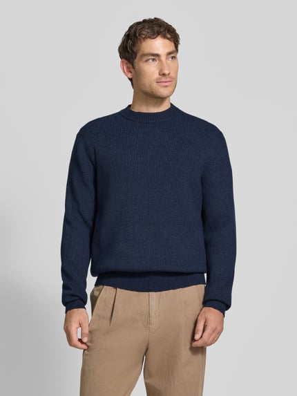 Männermodel trägt Regular Fit Pullover aus Viskose-Mix Modell 'MATTI' von Jake*s Studio Men in Dunkelblau, Ganzkörperansicht von vorne.