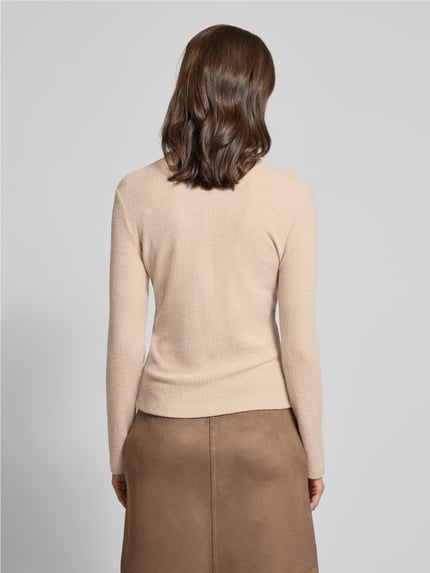 Kobieta model nosi beżowy Cardigan mit Rundhalsausschnitt Modell 'Saltus' od OPUS, dopasowany krój, widok całej sylwetki od tyłu.