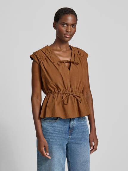 Frauenmodel trägt Blusentop mit V-Ausschnitt und Schnürung von Jake*s Casual aus Reine Baumwolle, Taillierter Schnitt, braun, Ganzkörperansicht von vorne.