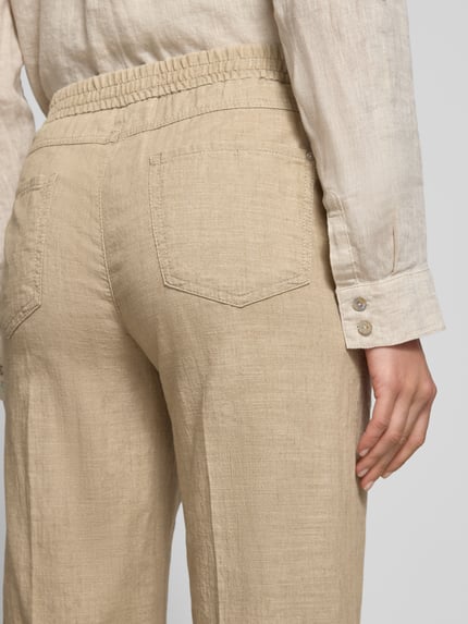 Frauenmodel trägt Culotte mit französischen Eingrifftaschen Modell 'Linn' von Angels, Reine Baumwolle, Loose-Fit, Gesäßtaschen, Nahaufnahme Rückansicht.
