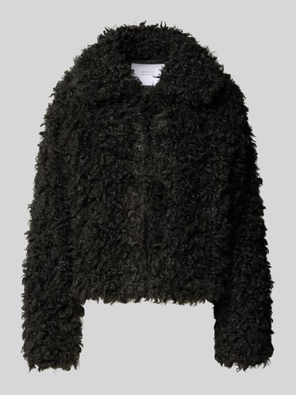 Productfoto, zwarte kunstfellen jack met rits, recht model, Felljacke in cropped-Fit - curated by Isabelle Hartmann van Style Icon Collection.
