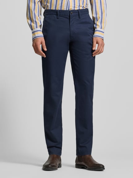 Männermodel trägt Stoffhose mit Gesäßtaschen von Polo Ralph Lauren, dunkelblau, Baumwoll-Elasthan-Mix, Slim-Fit, Ganzkörperansicht von vorne.
