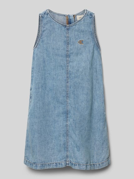 Produktfoto, A-Linien Jeanskleid aus Baumwoll-Mix von Calvin Klein Jeans in mittlerem Denim-Blau mit Logo-Stitching, Rundhals und Taschen.