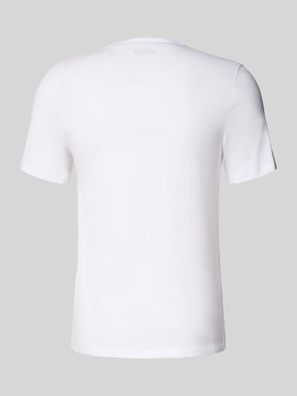 Produktfoto, T-Shirt mit V-Ausschnitt im 3er-Pack Modell 'Classic' von BOSS aus reiner Baumwolle, gerader Schnitt, weißer Stoff, glatte Textur, schlichte Optik, gerippter Rundhalsausschnitt, Label-Stitching
