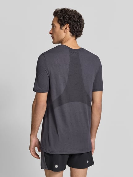 Männermodel trägt Regular Fit Sport-T-Shirt mit Logo-Print von Under Armour in Dunkelgrau mit feiner Textur, Ganzkörperansicht Rückansicht. Herren Sport-T-Shirt von Under Armour