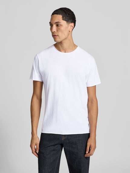 Męski model nosi T-Shirt mit Rollsaum von Filippa K z bawełny, prosty krój, okrągły dekolt, długość tyłu 70 cm w rozmiarze M, widok z przodu,