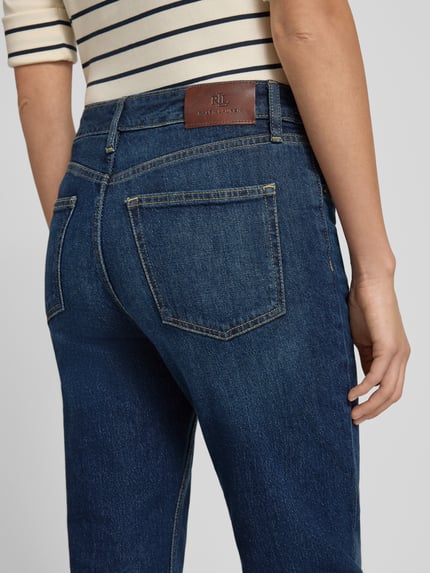 Frauenmodel trägt Straight Fit Jeans mit Eingrifftaschen Modell 'DEAVIE' von Lauren Ralph Lauren aus blauem Baumwoll-Elasthan-Mix, Detailaufnahme Rückenansicht. Bundweite 39 cm, Innenbeinlänge 72 cm bei Größe 36.