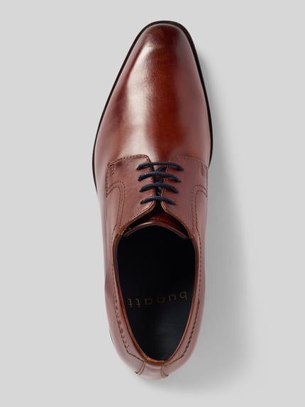 Produktfoto, Derby aus Leder mit Schnürung Modell 'Milko' von Bugatti in Braun mit abgerundeter Spitze, Label-Detail, Echtleder, Absatzhöhe 2 cm, Schafthöhe 7 cm, Schaftweite 11 cm.