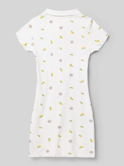Mädchen trägt Slim Fit Kleid mit Polokragen von Guess, weiße Baumwolle, floraler Allover-Print, kurzärmelig, Ganzkörperansicht Rückansicht.