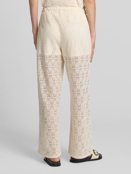 Frauenmodel trägt Regular Fit Weite Hose mit semitransparentem Besatz Modell 'MAYA' von Vero Moda in Strickoptik, Cremefarbe, Rückansicht.