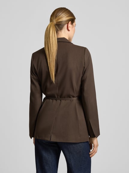 Frauenmodel trägt Regular Fit Blazer mit Bindegürtel Modell 'Kiesa Henrika' von MSCH Copenhagen in Dunkelbraun, Rückenansicht, Material-Mix mit Viskose-Anteil, glatte Textur, ganzkörperansicht rückansicht.