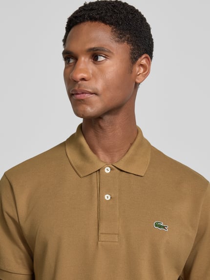 Männermodel trägt Regular Fit Poloshirt aus reiner Baumwolle Modell 'CORE' von Lacoste in Braun, Herren Poloshirt, Nahaufnahme Oberkörper.
