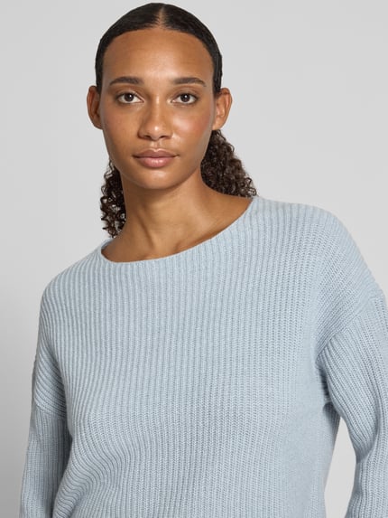 Frauenmodel trägt Relaxed Fit Pullover aus Schurwoll-Mix von Marc O'Polo, hellblau, grobgerippte Textur, Nahaufnahme Oberkörper, Damen Pullover von Marc O'Polo