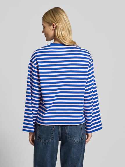 Frauenmodel trägt Longsleeve im Allover-Look mit Rundhalsausschnitt von Gina Tricot, weiß-blau gestreift, Relaxed Fit, reine Baumwolle, Rückenlänge bei Größe S 59 cm, Ganzkörperansicht Rückansicht.