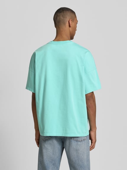 Männermodel trägt T-Shirt mit geripptem Rundhalsausschnitt Modell 'FIZVALLEY' von American Vintage in Mint, Reine Baumwolle, Loose-Fit, Rückenlänge bei Größe M/L: 72 cm, Ganzkörperansicht Rückansicht