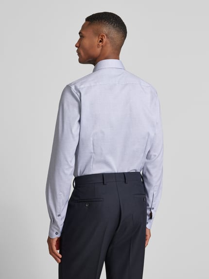 Männermodel trägt Slim Fit Businesshemd aus Baumwoll-Mix mit Kentkragen von OLYMP, feines Streifenmuster, Rückenansicht, Ganzkörperansicht.