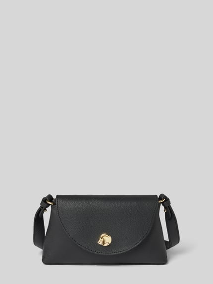 Produktfoto, Shoulder Bag aus echtem Leder Modell 'NIKLA' von Coccinelle in Schwarz, goldener Magnetverschluss, strukturierte Oberfläche, sichtbarer Schulterriemen, kompaktes Format, Damen Shoulder Bag, Hauptfach mit Überschlag, Größe 1: 20x12x6 cm, Schulterriemen 126 cm.